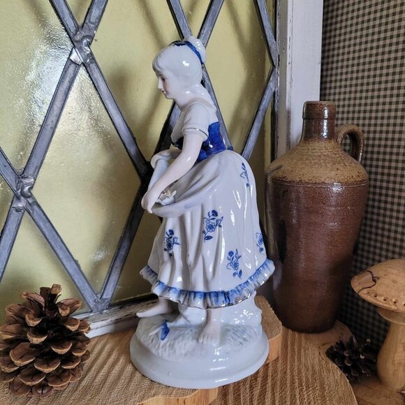 Vintage Porcelain Figurine - Delft Blue Style - Romantic Victorian Young Woman - Picture 6 of 16